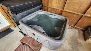 Property grounds - Jason's Log Cabin Retreat w/ Hot tub, rockers, swing, game room, & 3 King beds (Sevierville)