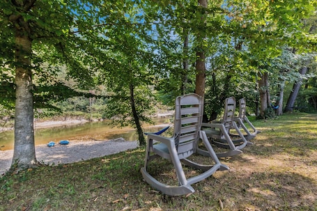 Property grounds. Ronnies Riverfront Porch Swing w/ Hot Tub, Arcade, Kayaks, Riverfront, & 4 Kings