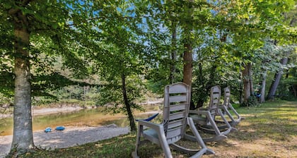 Ronnies Riverfront Porch Swing w/ Hot Tub, Arcade, Kayaks, Riverfront, & 4 Kings
