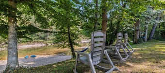 Ronnies Riverfront Porch Swing w/ Hot Tub, Arcade, Kayaks, Riverfront, & 4 Kings