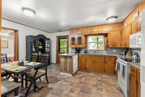 Microondas, horno, parrilla de estufa y lavavajillas