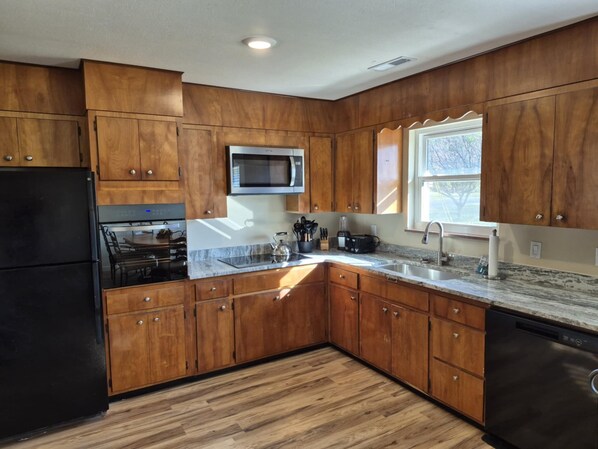 ثلاجة، ميكروويف، فرن، موقد طهي مسطح