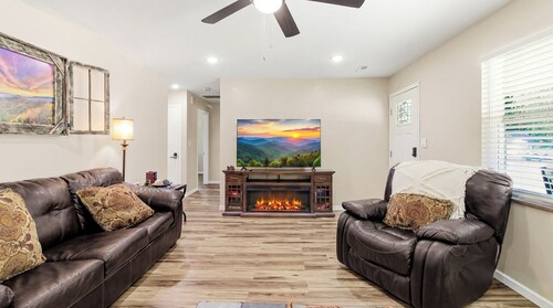 Reed's Riverside Retreat with 3 king beds and Hot Tub.