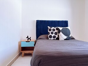 7 bedrooms, iron/ironing board, WiFi, bed sheets - Stadium House (Independencia)