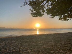 在海灘附近、躺椅、沙灘巾
