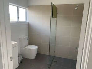 Dusche, Handtücher, Toilettenpapier