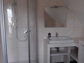 Dusche, Haartrockner, Handtücher, Seife