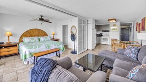 Une chambre d’hôtel moderne équipée d’un lit, d’un canapé et d’un coin repas.