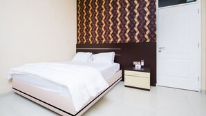 Quarto moderno com cama, mesa de cabeceira e guarda-roupa.
