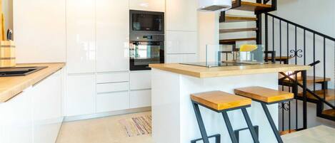 Køleskab, mikrobølgeovn, ovn, kogeplade