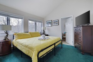 5 bedrooms, iron/ironing board, WiFi, bed sheets - Water front boating, fishing, swimming, ski, golf, horseride, hike & more! (Lakcawaxen)