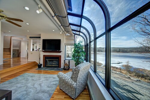 Water front boating, fishing, swimming, ski, golf, horseride, hike & more!