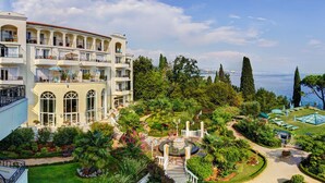 Un hôtel doté d’une cour intérieure, de nombreux balcons et offrant une vue sur la mer.