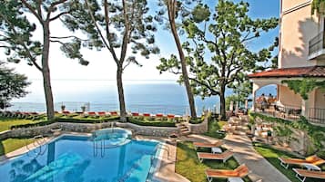 Piscine couverte, piscine extérieure, parasols de plage, chaises longues