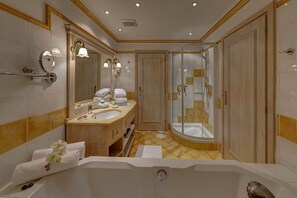 Deluxe double room with sea view | Bathroom | Separate tub and shower, hair dryer, bathrobes, towels - Hotel Miramar Opatija (Opatija)
