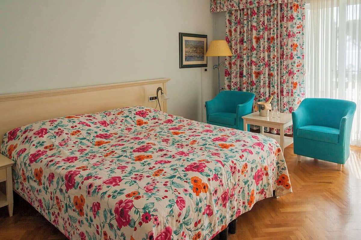 Premium double room with sea view | Ropa de cama hipoalergénica, minibar, caja fuerte y escritorio