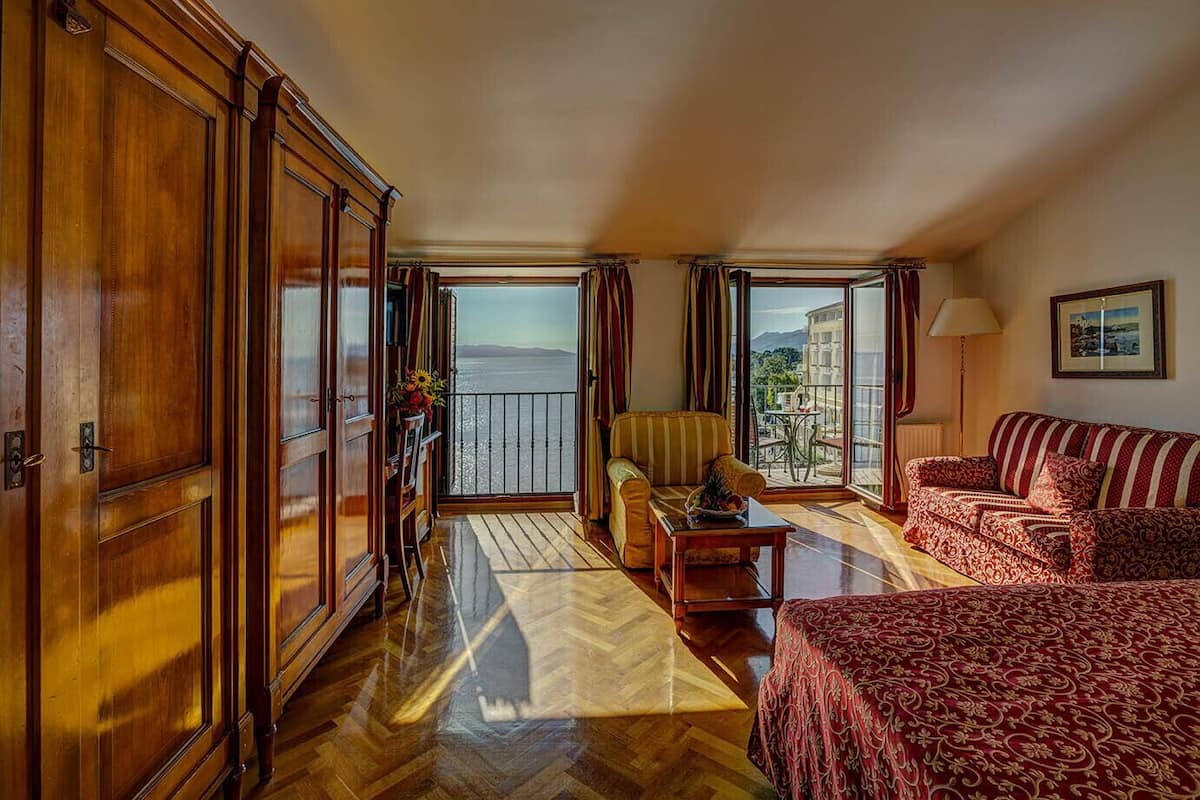 Waterfront double room with sea view | Ropa de cama hipoalergénica, minibar, caja fuerte y escritorio