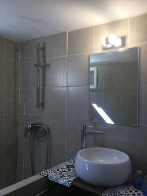 Shower, hair dryer, toilet paper - 3 rooms - air-conditioned - quiet - sea view (Fréjus)
