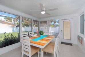 Outdoor dining - Paradise Corner - Monthly Beach Vacation Rental! (Clearwater Beach)
