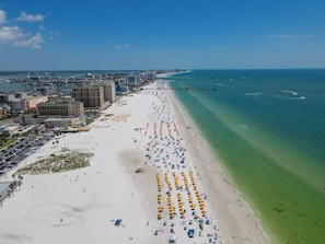 A beach with rows of umbrellas and beachgoers. - Paradise Corner - Monthly Beach Vacation Rental! (Clearwater Beach)
