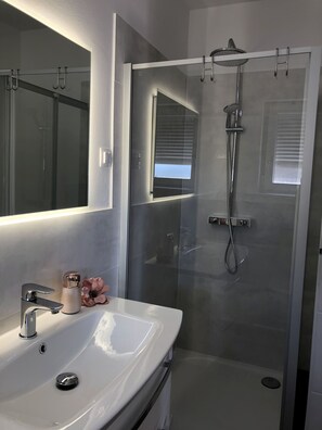 Shower, hair dryer, towels - Villa Neo with terrace, pool and breathtaking sea views (Medulin)