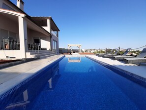 Outdoor pool - Villa Neo with terrace, pool and breathtaking sea views (Medulin)