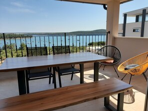 Outdoor dining - Villa Neo with terrace, pool and breathtaking sea views (Medulin)