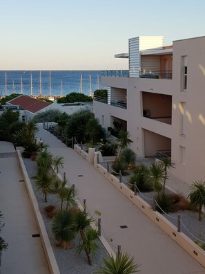 Property grounds - Bright beautiful vacation apartment by the sea / Bel appartement de vacances en bord de mer (Mèze)