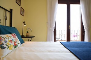 3 dormitorios, tabla de planchar con plancha, cuna de viaje