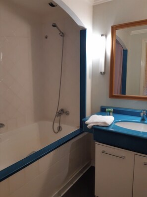 Combined shower/bathtub, hair dryer, towels, soap