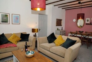 Bungalow | Woonkamer | Een 28-inch smart-tv met digitale zenders en een televisie