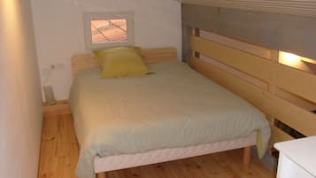 1 bedroom, iron/ironing board, travel cot, free WiFi