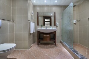 Ducha, artículos de higiene personal gratuitos y secador de pelo