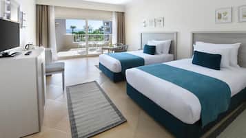 Minibar, caja de seguridad en la habitación y muebles diferentes