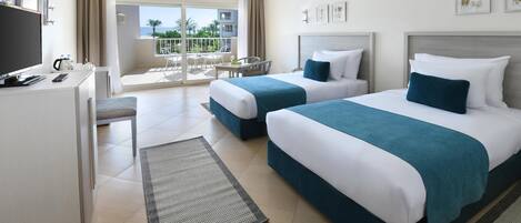 Minibar, caja de seguridad en la habitación y muebles diferentes