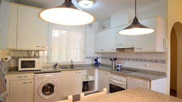 Een koelkast, een magnetron, een oven, een kookplaat