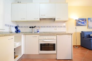 Fridge, microwave, oven, coffee/tea maker