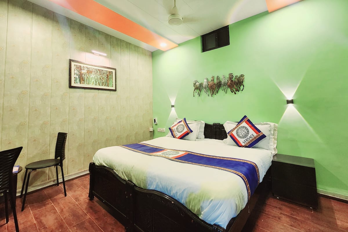Deluxe Non AC Room 3rd Floor | ผ้านวมขนเป็ด, ผ้าปูที่นอน