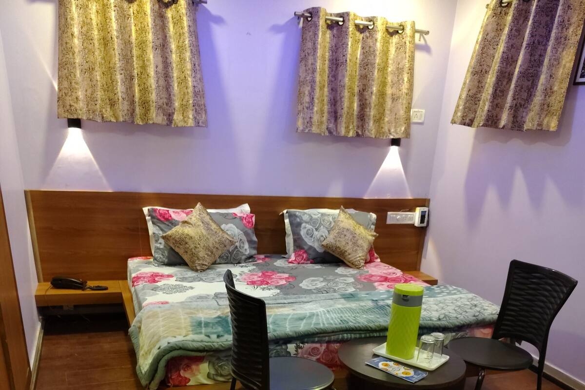 Deluxe Non AC Room 2nd Floor | ผ้านวมขนเป็ด, ผ้าปูที่นอน