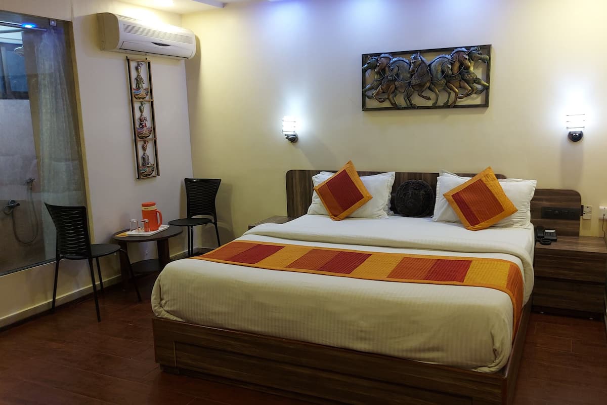 Non AC Super Deluxe Room 2nd Floor | ผ้านวมขนเป็ด,   ผ้าปูที่นอน