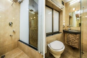 Non AC Super Deluxe Room 2nd Floor | Salle de bain | Douche, douche cascade, articles de toilette (gratuits)