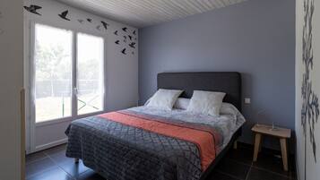 2 chambres, bureau, fer et planche Ă repasser, lit parapluie