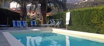 Gedeelte van een villa met zwembad.