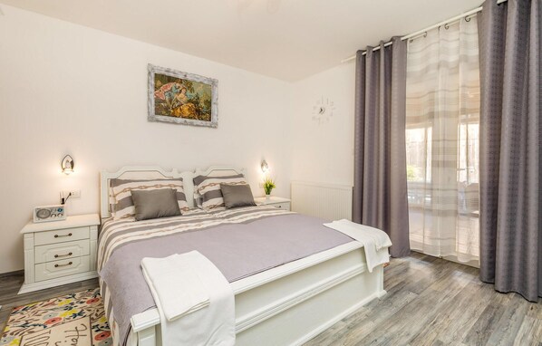 1 habitación, caja de seguridad en la habitación y cuna de viaje 