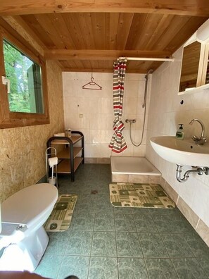 Basic Cabin | Bathroom | Shower, towels