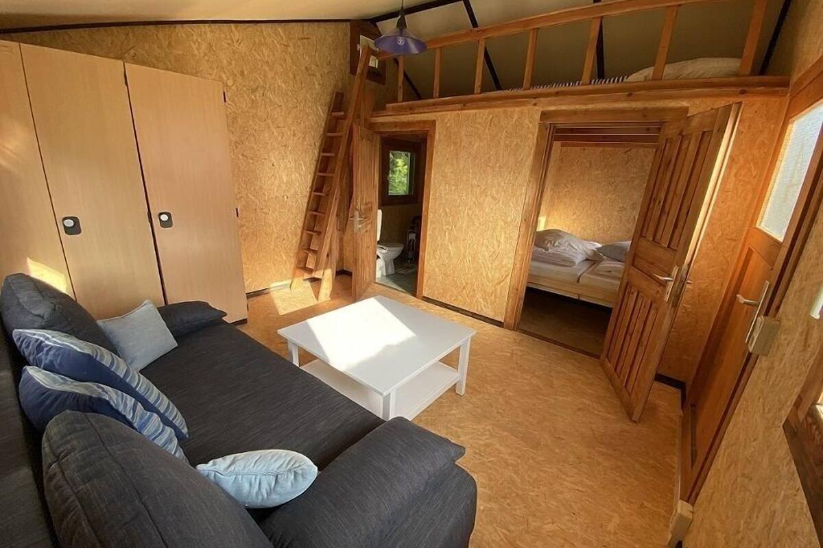 Basic Cabin | Living area