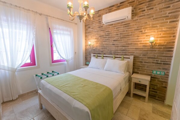 Habitación doble estándar | Minibar, decoración personalizada y espacio para trabajar con laptop