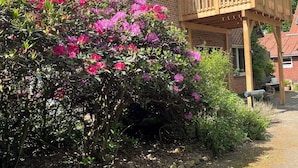 Una casa in mattoni con un balcone in legno.