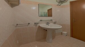 Serviettes fournies, papier toilette