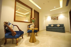 SUITE ROOM | Living room | TV - TreeHouse London Street Amritsar (Amritsar)